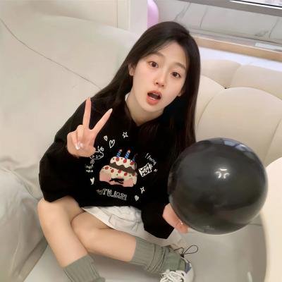 出墙红杏两家春
